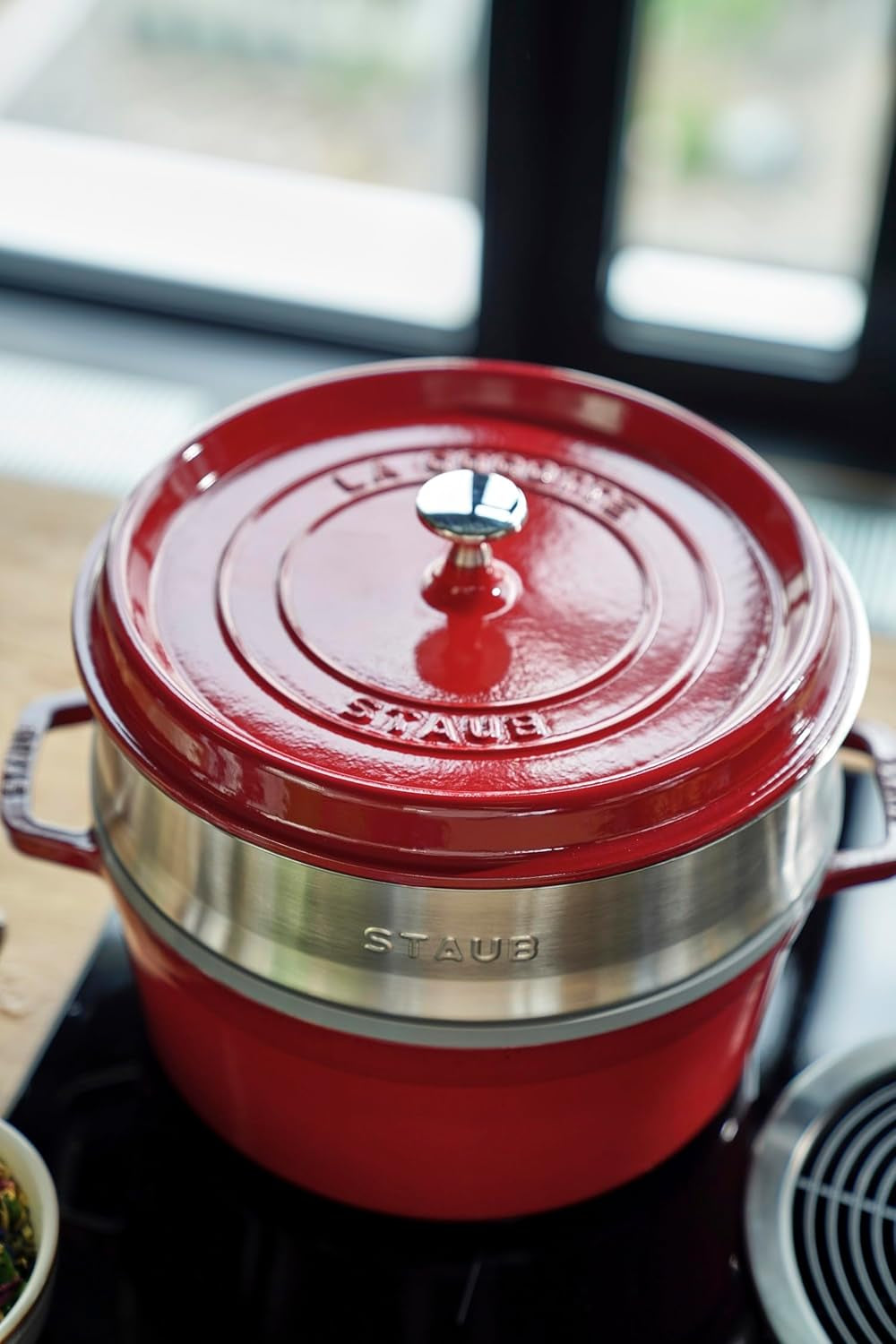 STAUB Gusseisen Bräter/Cocotte, Mit Dämpfeinsatz Aus Edelstahl, Rund 26 Cm, 5,2 L, Aromaregen Funktion Für Optimale Befeuchtung, Für Alle Herdarten Inkl. Induktion & Backofen, Kirschrot, Rot Forme og bakker til bagning Naty Shop