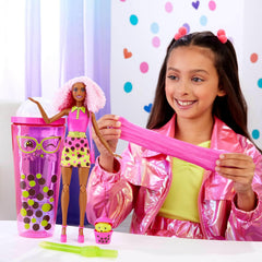 Păpușa Barbie Pop Reveal Bubble Tea și accesorii, Păpușă la modă parfumată Berry Bliss cu animal de companie, 8 surprize, inclusiv schimbător de culoare, cană de depozitare, HTJ20