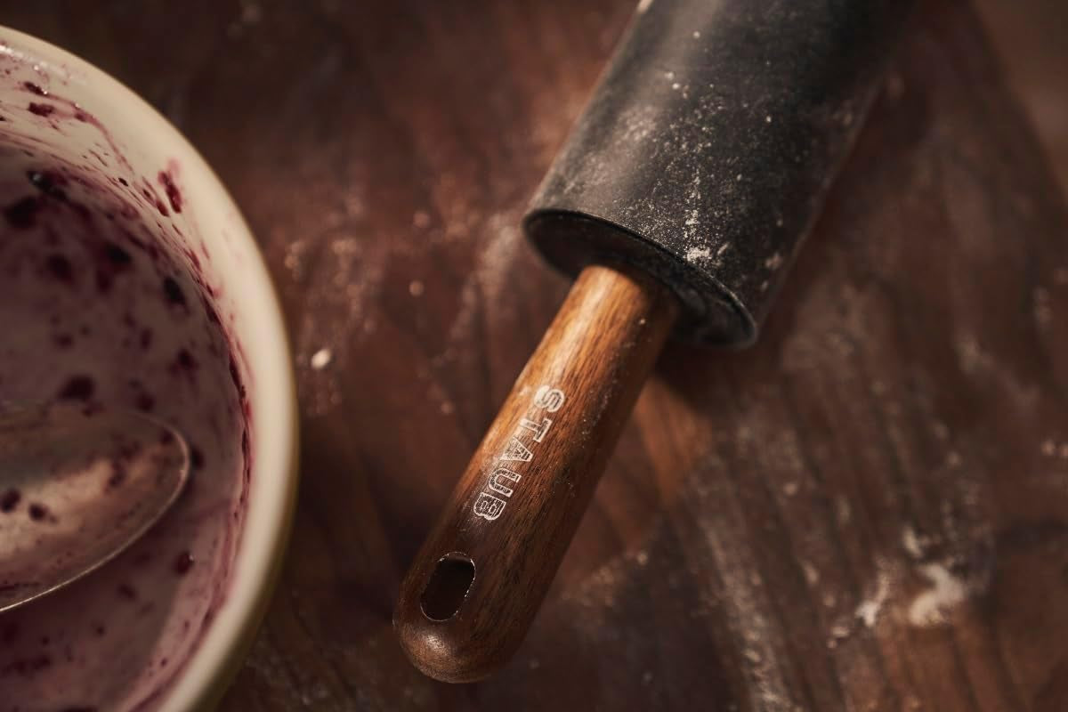 STAUB Teigroller, Nudelholz, Længde: 45 cm, Rollbreite: 26 cm, Schwarzes BPA-freies Silikon und Akazienholz, Ergonomischer Griff, Schwarzes og Braun