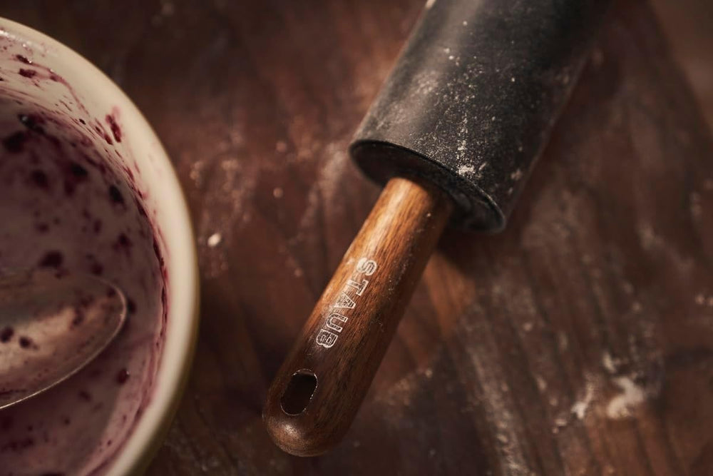 STAUB Teigroller, Nudelholz, Længde: 45 cm, Rollbreite: 26 cm, Schwarzes BPA-freies Silikon und Akazienholz, Ergonomischer Griff, Schwarzes og Braun