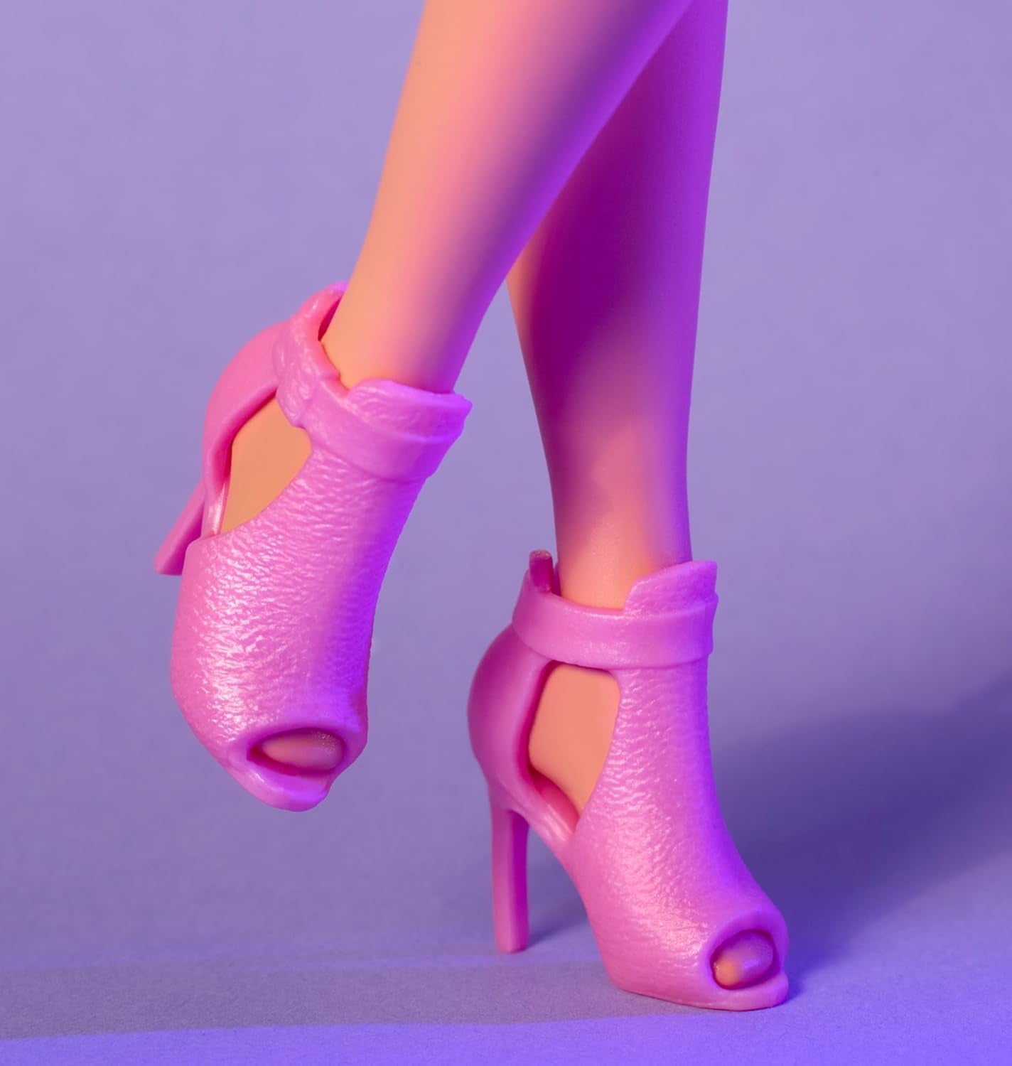 Barbie Looks Doll, figurină de colecție nr. 24 cu păr șaten și modă modernă Y2K, rochie strălucitoare fără bretele cu tocuri înalte Peep-toe, HRM16 Papusi Naty Shop