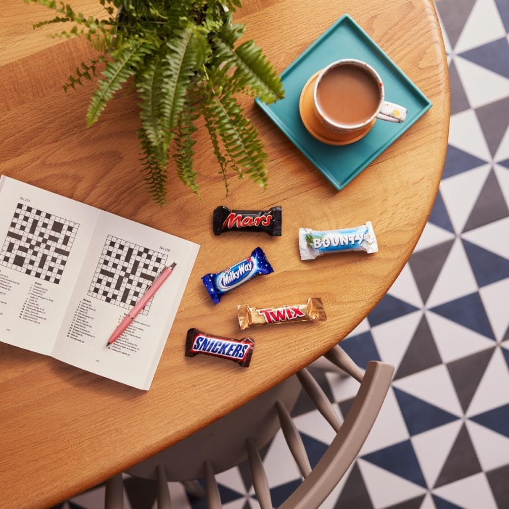 Mini chokolade blandet pakke, 71 mini chokolade snacks (Mars, Snickers, Bounty, Twix, Milky Way) i form af slik, ideel til en amerikansk fodboldaften (1400g)