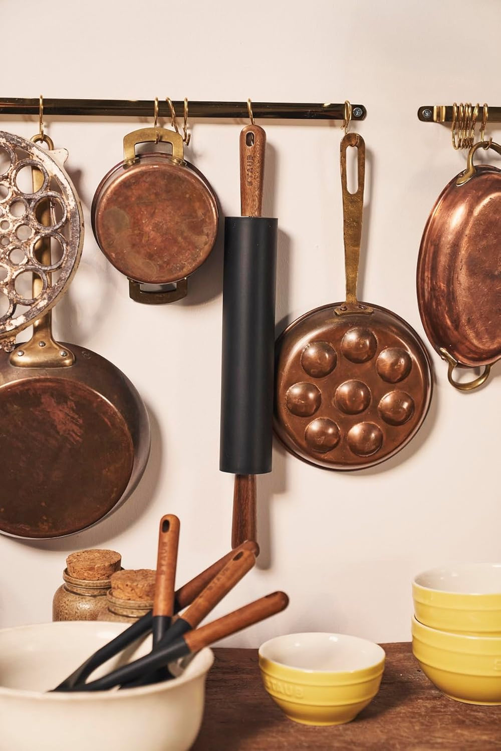 STAUB Teigroller, Nudelholz, Længde: 45 cm, Rollbreite: 26 cm, Schwarzes BPA-freies Silikon und Akazienholz, Ergonomischer Griff, Schwarzes og Braun