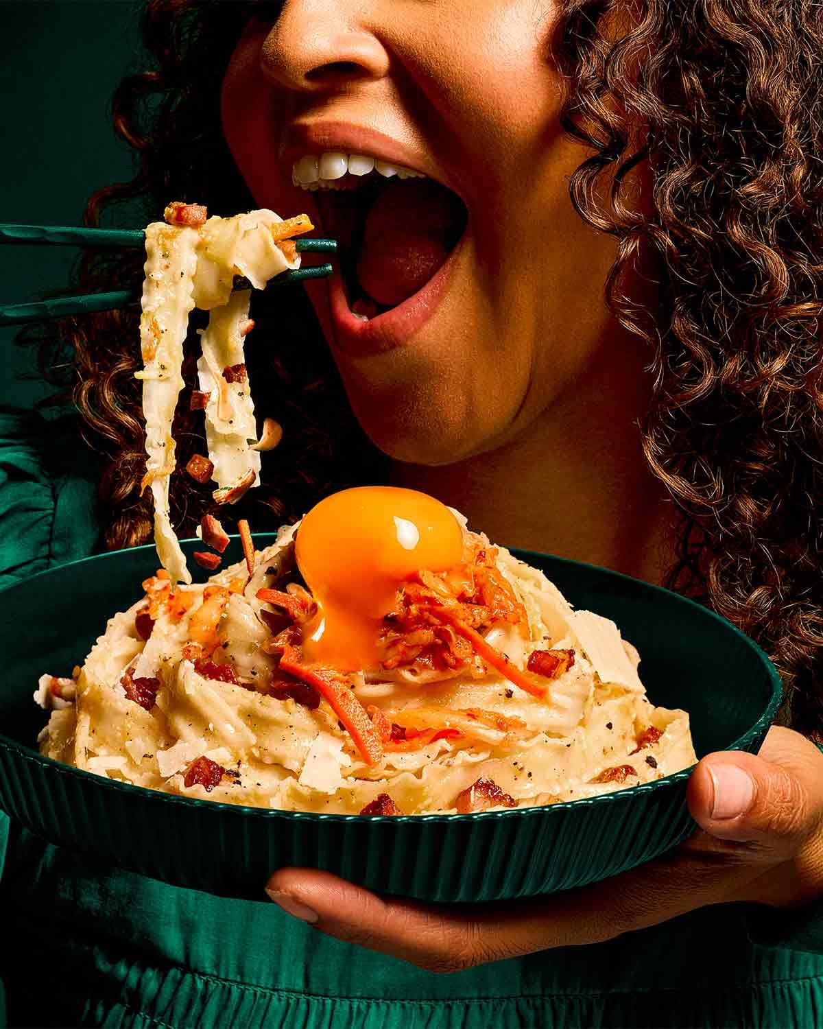 LEE KUM KEE Knife Cut Nudler - asiatiske knivskårne nudler med en velsmagende fast tekstur, ideel til wokretter og supper, halvtørre, to portioner pr. pakke, 6 x 180 g multipak