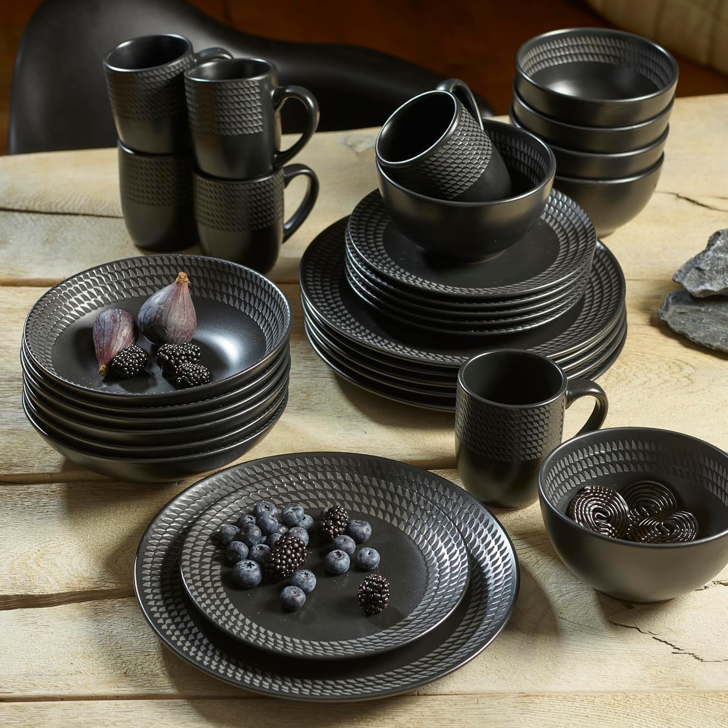 ECHTWERK 30-Teiliges Vintage Kombiservice "Blackstyle" Modern-Design, Für 6 Personen, Geschirrset Aus Steingut Mit 6 X Speiseteller, 6 X Beilagenteller, 6 X Schüssel, 6 X Teetassen, 6 X Suppenteller Dice Sets Naty Shop