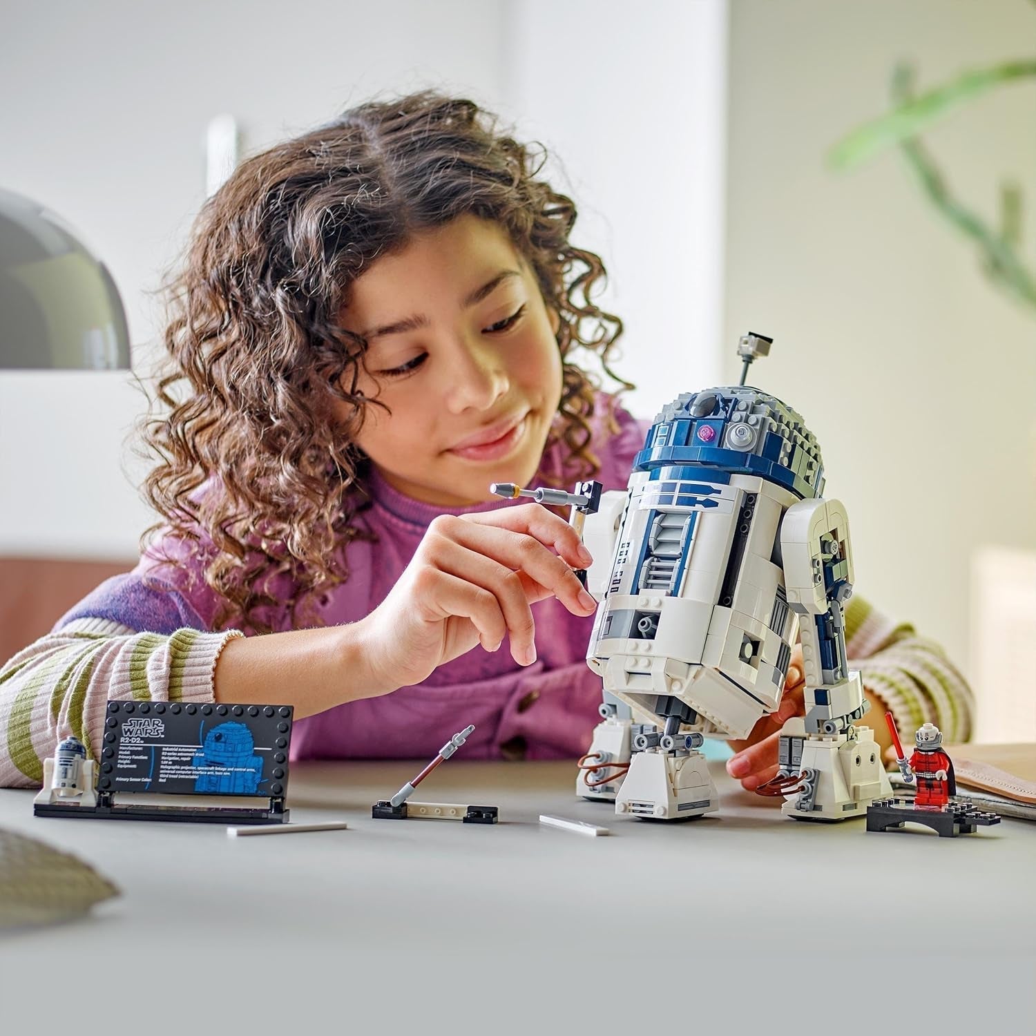 LEGO Star Wars R2-D2 modelsæt til børn, drenge og piger, byggbar droidfigur med Darth Malek 25 års jubilæums minifigur og dekorationstallerken, samling gaveidé 75379 Byggesæt Besuche den LEGO-Store