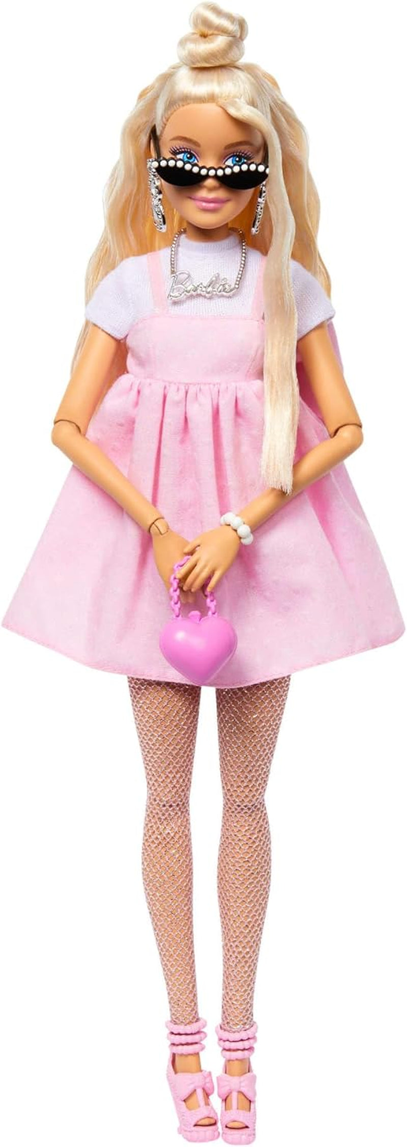Păpușă Barbie Deluxe Style nr. 3 cu ținută Barbiecore, păr blond în coc înalt, rochie roz pastel cu fundiță supradimensionată și accesorii precum colanți Fishnet, HYV27 Papusi Naty Shop Blondă