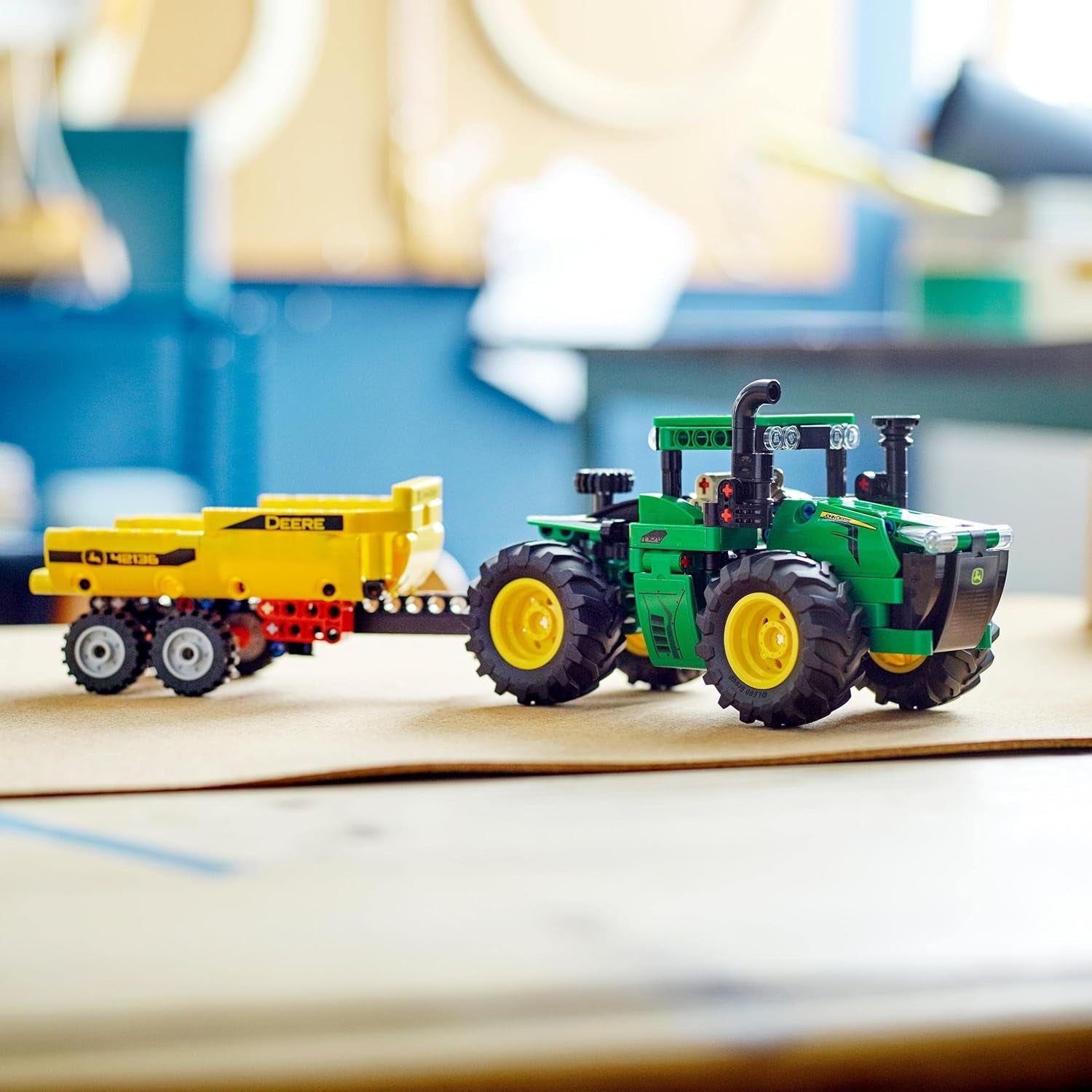 LEGO Technic John Deere 9620R 4WD traktor med tipvogn Klassisk landbrugslegetøj til børn Drenge og piger 8 år gammelt samlermodelsæt 42136 byggesæt Besuche den LEGO-Store