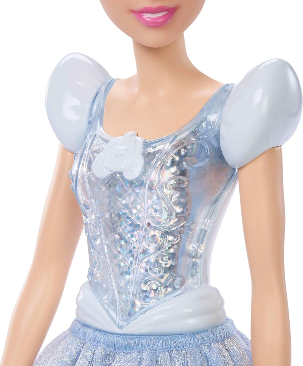 Mattel DISNEY Prințesa Cenușăreasa - Păpușă articulată cu ținută strălucitoare, pantofi detașabili și diademă, păr pieptănat pentru distracție de coafare, pentru copii cu vârsta de 3 ani și peste, HLW06