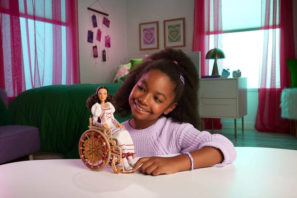 Păpușă de modă Mattel Wicked Nessarose și accesorii, inclusiv scaun cu rotile, cu păr creț castaniu, diverse poziții posibile și aspect de rochie de bal detașabilă, HXY36