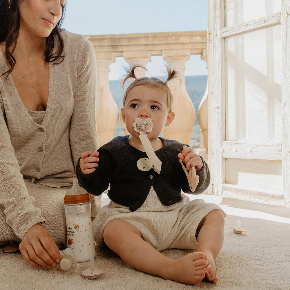 Set cadou Suavinex pentru nou-născuți. Set cu 4 piese, inclusiv: suzetă Physiological SX Pro pentru bebeluși 0-6 luni + suport pentru suzetă + husă pentru suzetă Duo + inel de dentiție din silicon. Wonderland, bej