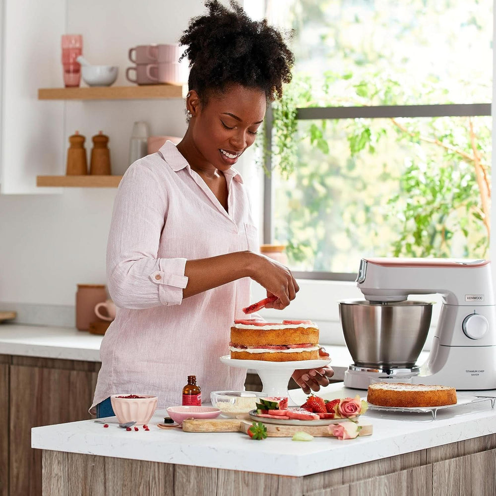 Kenwood Titanium Chef Baker KVC65.001WH, Küchenmaschine Mit Integrierter Waage, 1200 Watt, Inkl. 3-Teiligem Patisserie-Set, Spatel & Spritzschutz, Weiß Mother and Child Naty Shop