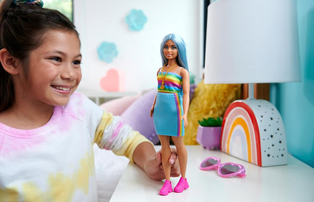 Păpușa Barbie Fashionistas nr. 218 cu păr lung albastru, bluză curcubeu și fustă turcoaz, păpușă de modă de colecție care comemorează cea de-a 65-a aniversare, HRH16
