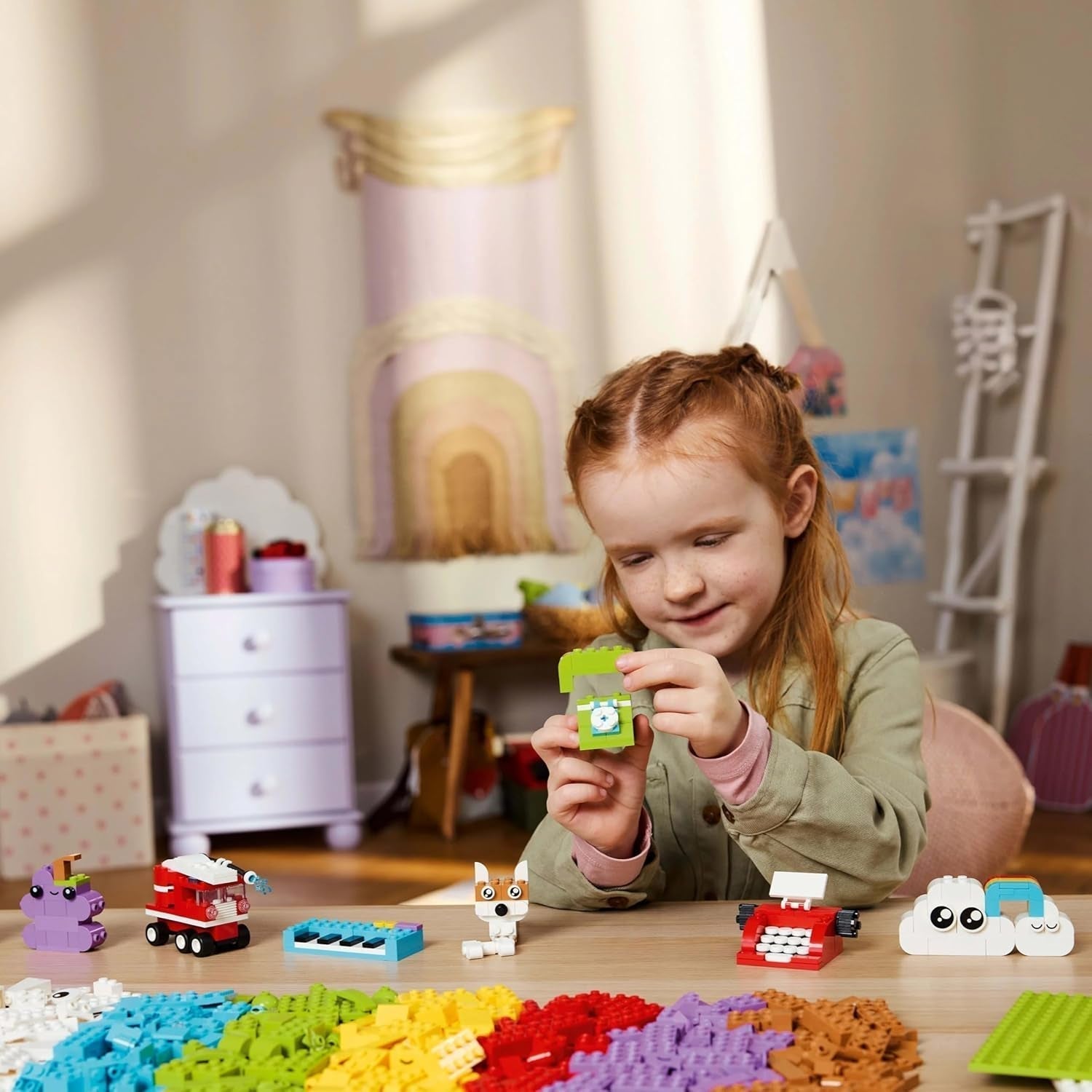 LEGO Classic kreativt sæt til bygning og leg - sæt med farvede klodser - byg et hus, en hund, en sjov bil, et klaverkeyboard og en regnbue - håndværkssæt til drenge og piger fra 5 år Byggesæt Besuche den LEGO-Store