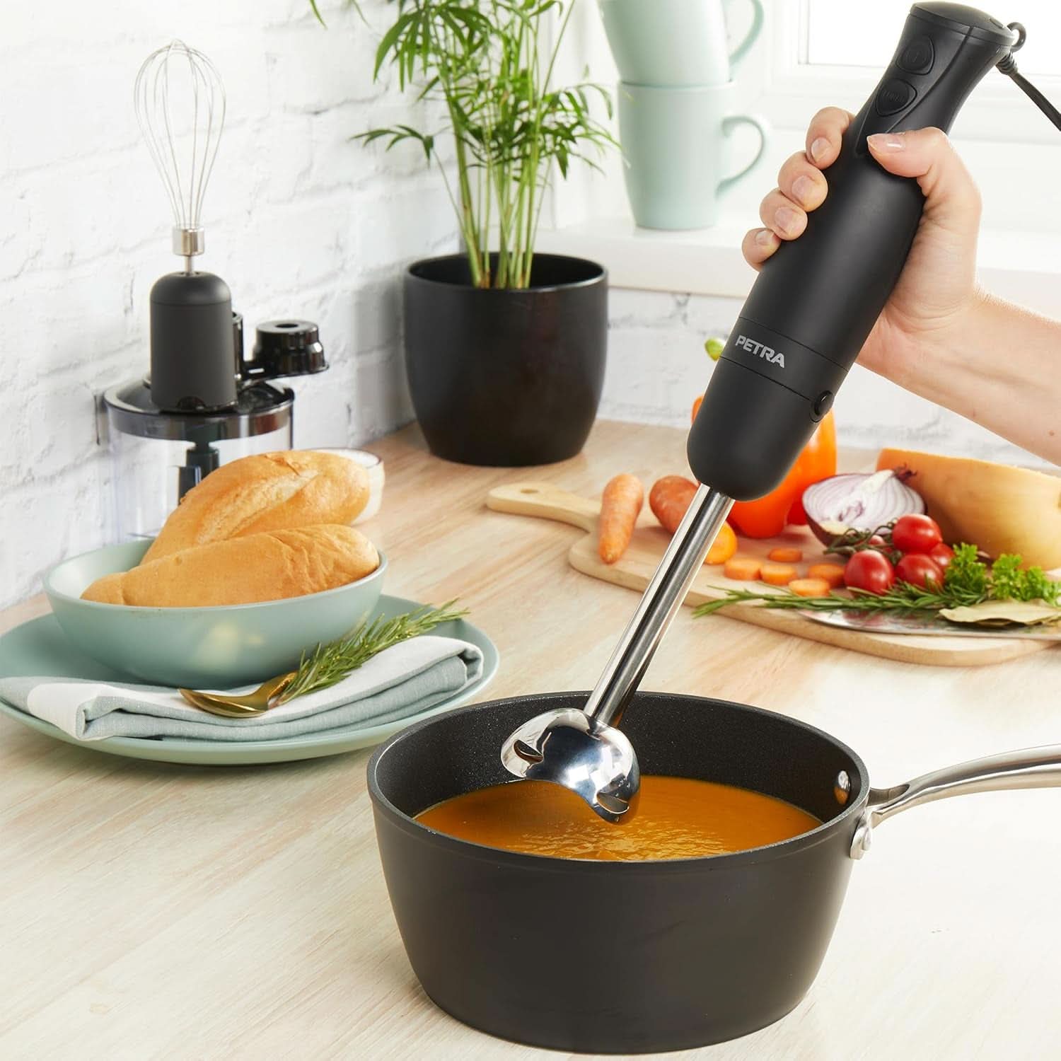 Petra PT2827BMBLKVDE 3-i-1 mixer – Bpa-fri tilbehør, 500Ml-Schüssel, 700Ml-Becher, Schneebesen, Mixen, Zerkleinern, 2 Geschwindigkeiten, Edelstahlklingen, Für Babynahrung, Smoothies 350W, Saucenty, Smoothies og Saucenty