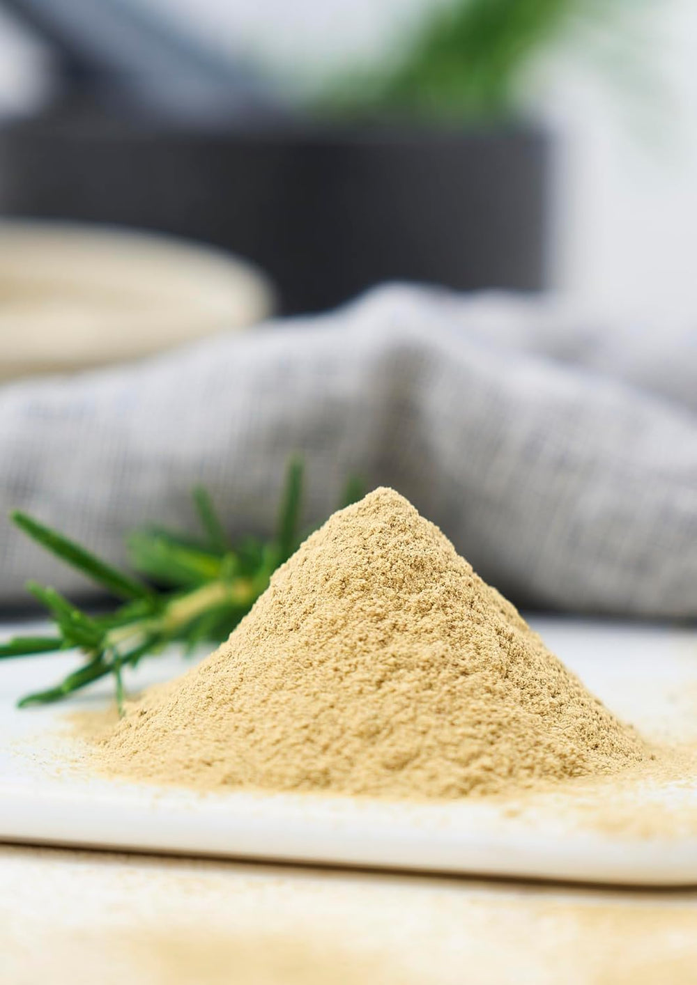 Fuchs Gewürze - Rosmarin gemahlen - zum Würzen von Fisch, Fleisch und Gemüse - naturlige ingredienser - 30 g i wiederverwendbarer, genbrugsbarer Dosis