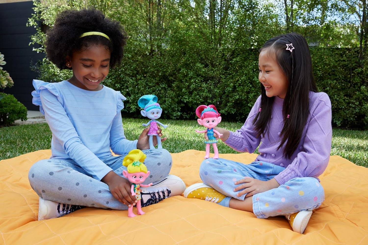 Mattel DREAMWORKS TROLLS Gemeinsam Stark – Haarige Überraschungen Chenille Puppe mit Lechtend blauem Haar zum Stylen, lila Stirnband, für Kinder ab 3 Jahren, HNF15