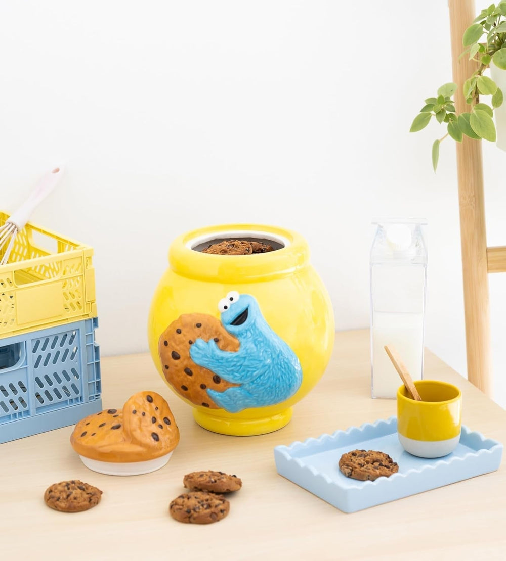 Grupo Erik borcan ceramic pentru biscuiți Sesame Street Cookie Monster - Borcan pentru biscuiți cu capac Mare 21.0 x 27.0 x 22.0 cm Borcan de depozitare cu capac Marfă oficială Sesame Street Cutii depozitare alimente Naty Shop
