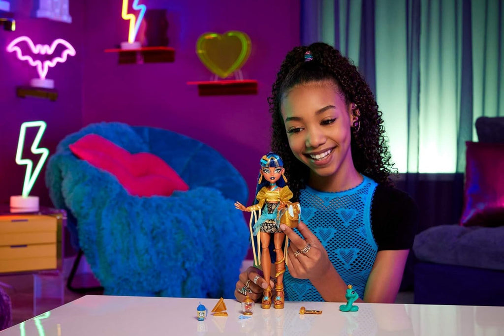 Păpușă Monster High Cleo De Nile în bluză aurie și fustă stratificată, include animal de companie Cobra Hissette și accesorii precum rucsac, gustare și rolă de hârtie, HXH74 Papusi Naty Shop