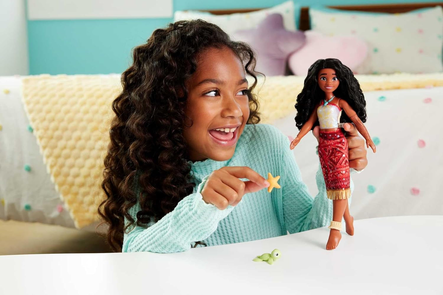 Jucării Mattel din Disney Moana 2, păpușă de modă Tautai Moana care înoată cu 2 accesorii, vârf și picioare care își schimbă culoarea pentru mișcări de înot, inspirată din film, JFF09