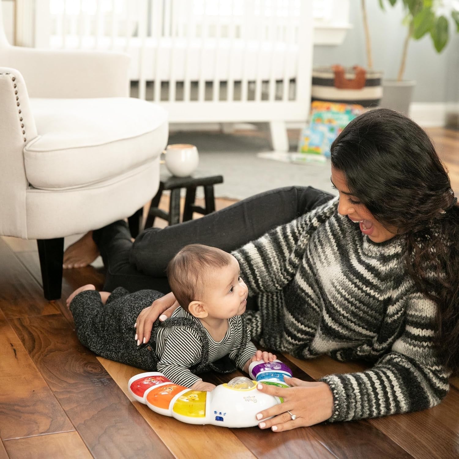 Baby Einstein, Glow & Discover Light Bar, jucărie pentru bebeluși cu lumini, melodii și zornăitor, 3 moduri: animale, culori, xilofon - 3 limbi, cub muzical pentru bebeluși și copii de 3 luni și peste Jucarii Bebe Naty Shop