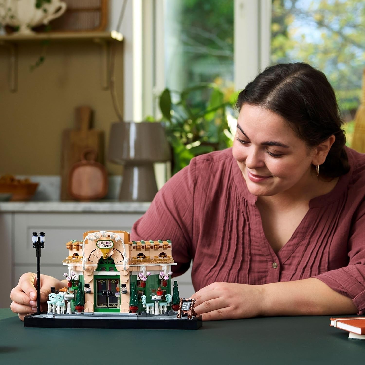 LEGO Icons French Café - Dekorationer til stue eller kontor - Byggesæt til voksne inklusive malerisk facade, hængende urtepotte og stole - Gave til mænd og kvinder 10362 Byggesæt Besuche den LEGO-Store