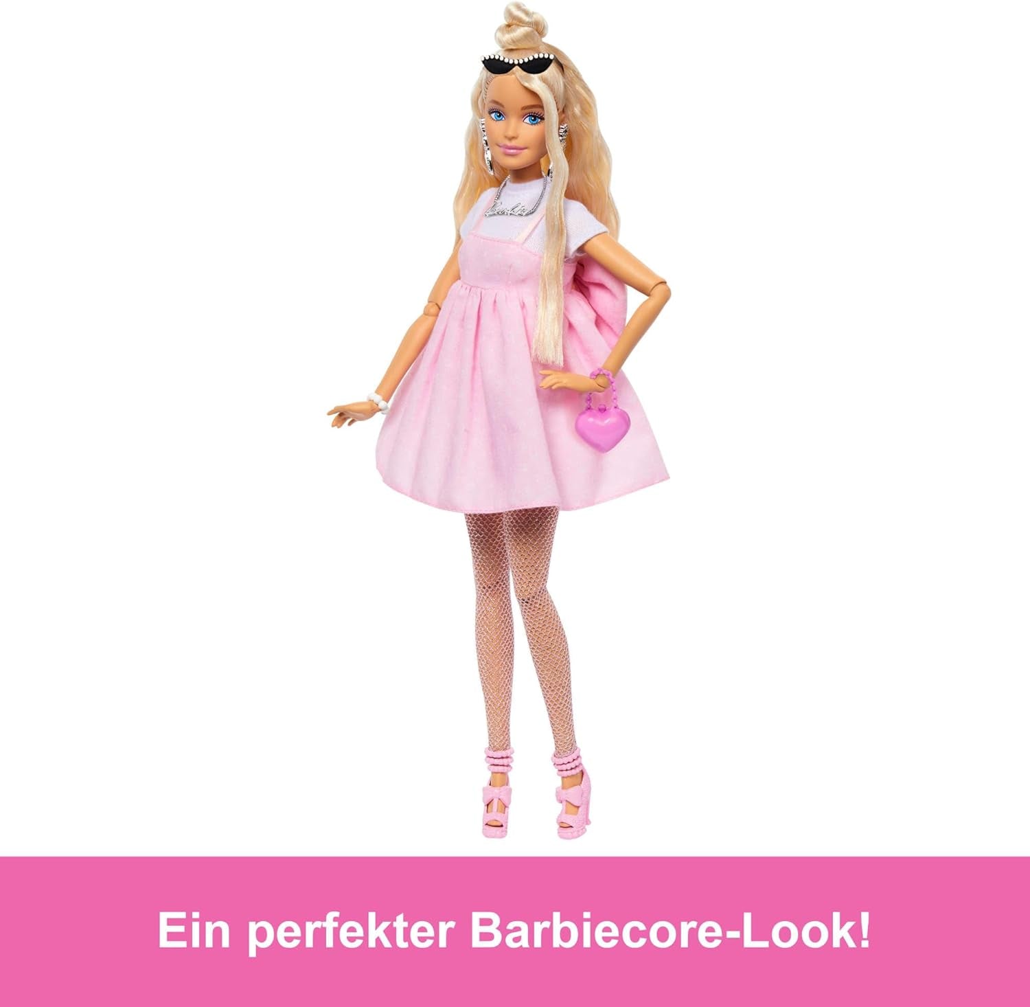 Păpușa Barbie Deluxe Style nr. 3 cu ținută Barbiecore, păr blond prins într-un coc înalt, rochie roz pastel cu fundă supradimensionată și accesorii precum colanți plasă, HYV27