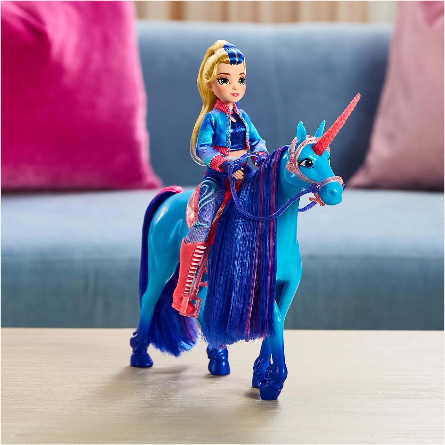 Unicorn Academy Einhorn River - 28 cm groß, Original-Einhorn von Isabel zur Netflix-Serie, mit echter Mähne und Schweif, abnehmbarem Zaumzeug und Sattel sowie Bürste, für Kinder ab 4 Jahren