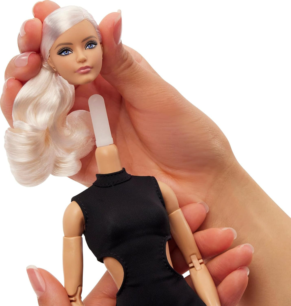 Barbie Basics Model 2, Păpușă de colecție cu păr blond, rochie mini neagră și cizme gladiator, modă cu potrivire universală, corp articulat și cap interschimbabil, JBH71