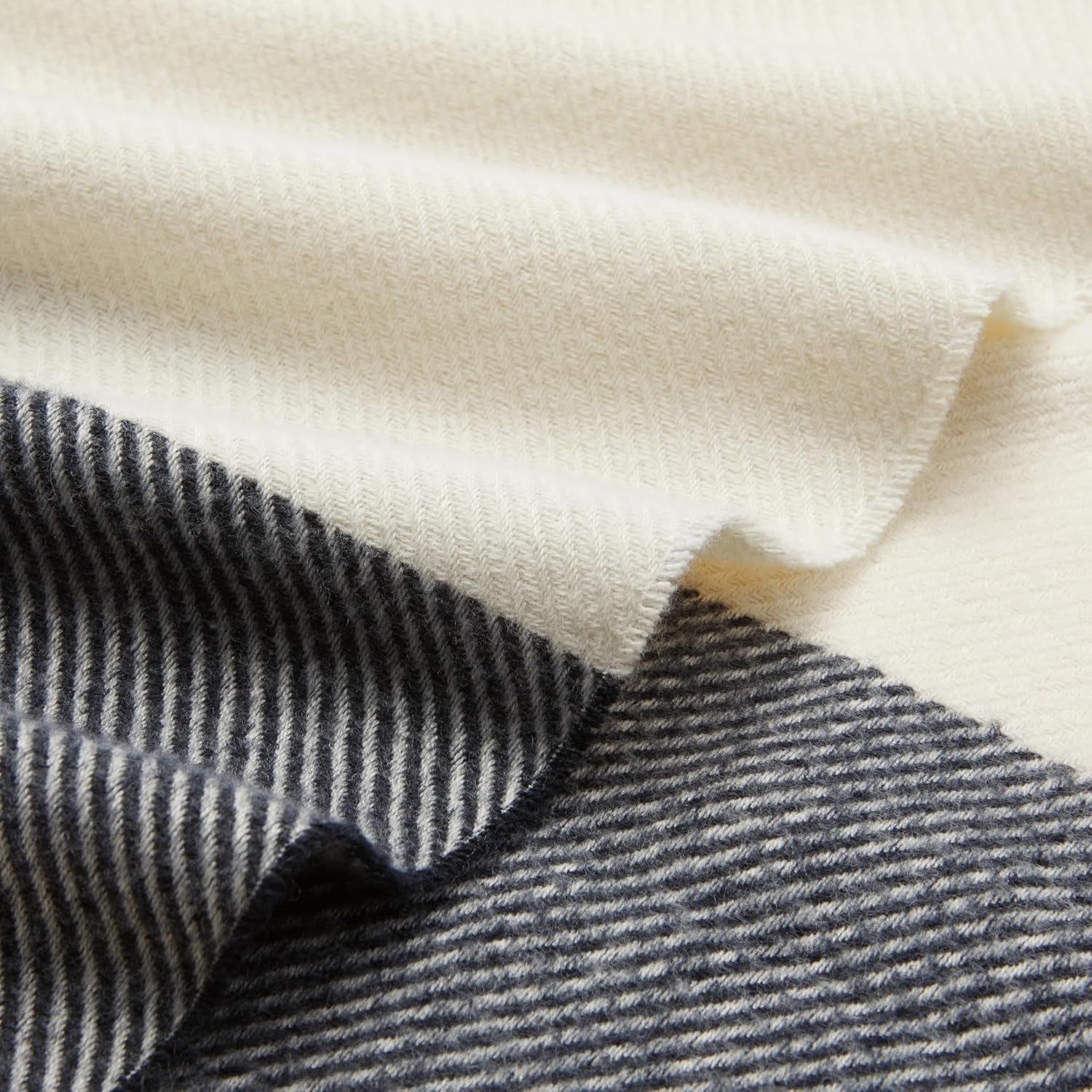 Amazon Basics tæppe, let, genbrugspolyester, Room Decor Hyggeligt tæppe, 127 X 152 Cm, elfenbenshvid med blåt mønster Tjek senge og tæpper Besuche den Amazon Basics-Store