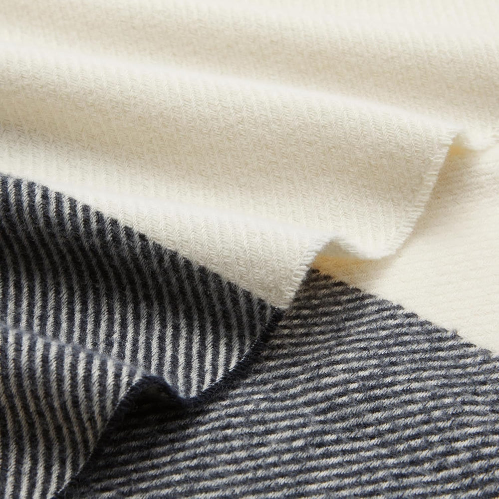 Amazon Basics tæppe, let, genbrugspolyester, Room Decor Hyggeligt tæppe, 127 X 152 Cm, elfenbenshvid med blåt mønster Tjek senge og tæpper Besuche den Amazon Basics-Store