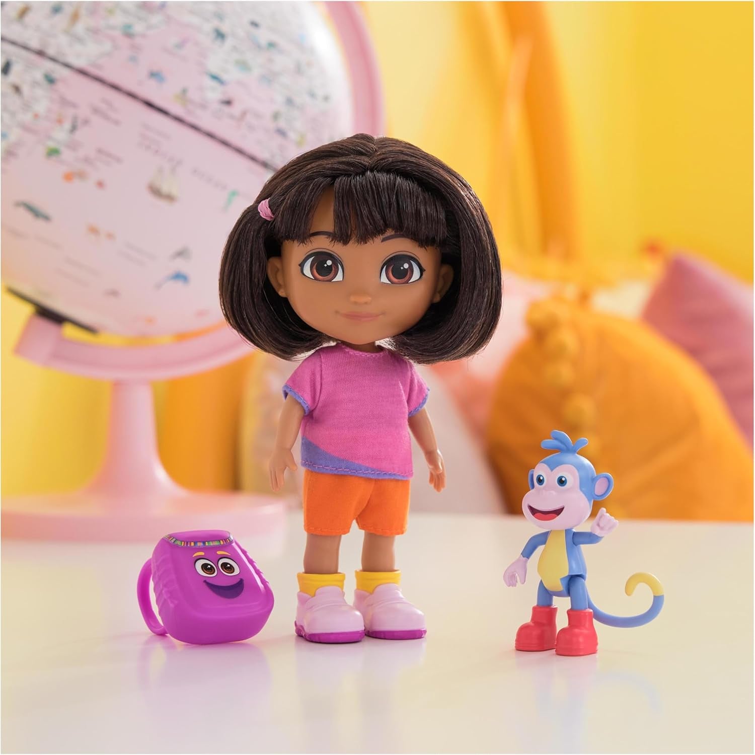 DORA - Păpușa cea mai bună prietenă - Dimensiune 22 cm, cu păr pieptănabil, ghiozdan și cizme cu maimuță, cunoscută din popularul serial TV, pentru copii cu vârsta de 3 ani și peste