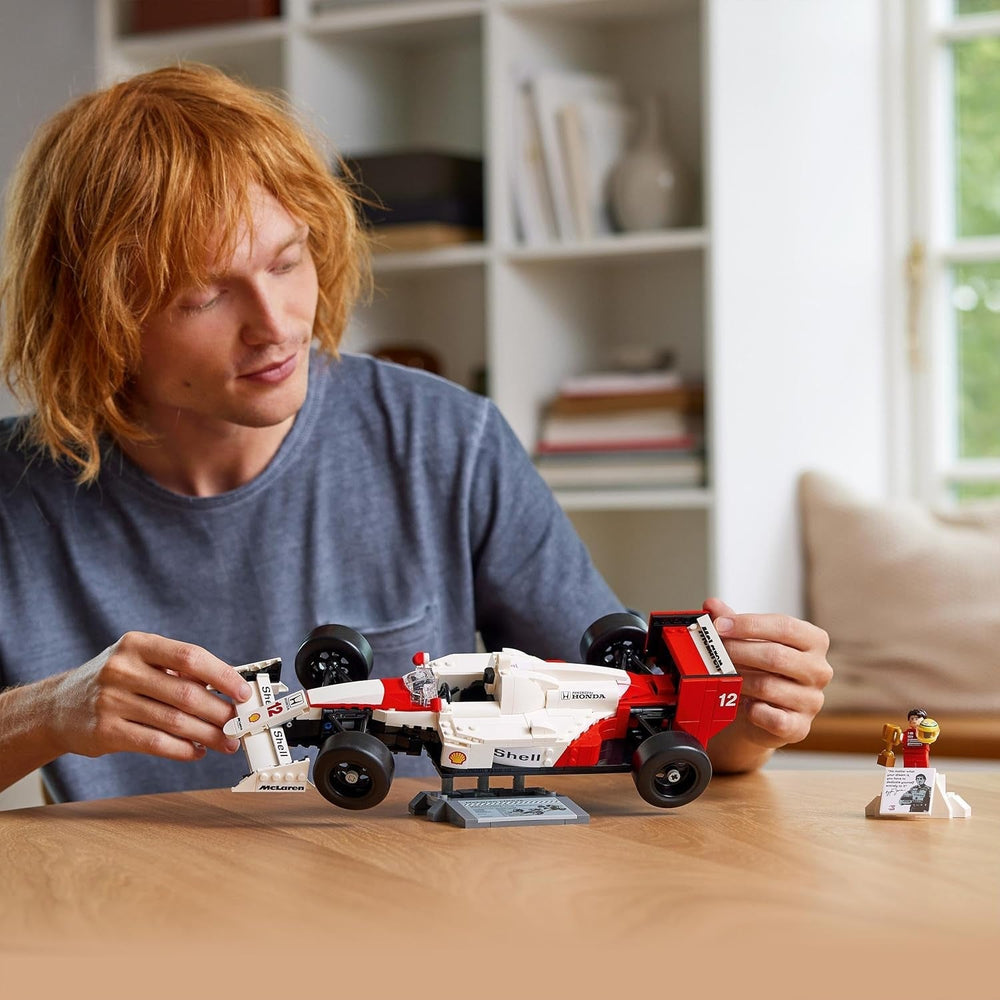LEGO Icons Mclaren MP4/4 & Ayrton Senna modelbilsæt, F1 racerbilsæt til voksne med racerminifigur, samleobjekt, gaveidé til mænd, kvinder, ham og hende 10330 byggesæt Besuche den LEGO-Store