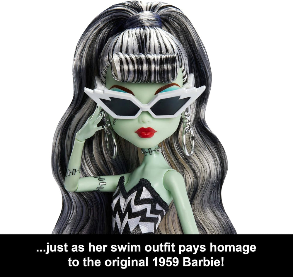 Păpușă Monster High x Barbie Frankie Stein cu costum de baie original inspirat de Barbie și rochie de seară neagră „Solo in The Spotlight”, accesorii, JHK28
