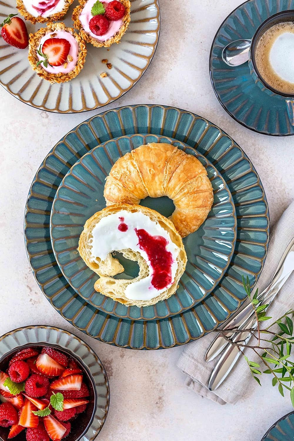 Set de veselă MÄSER 931964 Confino Series pentru 4 persoane, aspect vintage modern, set combinat din ceramică, 20 de piese, culoare petrol cu accente negre, gresie