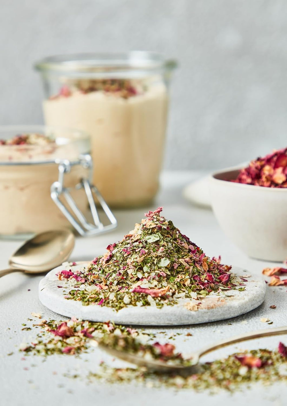 Fuchs Gewürze - Blumiges Kräutersalz | Gewürzsalz mit Rosenblütenblättern, Minze & Salz | Verfeinert Gemüse und Pasta-Gerichte | 45 g im wiederverschließbaren Gewürzglas