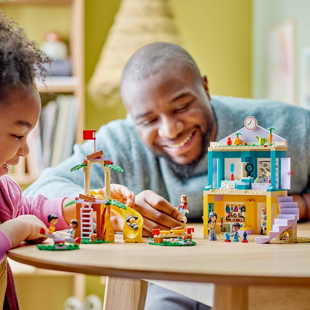 LEGO Friends Heartlake City børnehave legesæt til piger og drenge 4 år kreativt rolleleg med 2 figurer og 4 mikrofigurer Socialt udviklingslegetøj 42636 Byggesæt Besuche den LEGO-Store