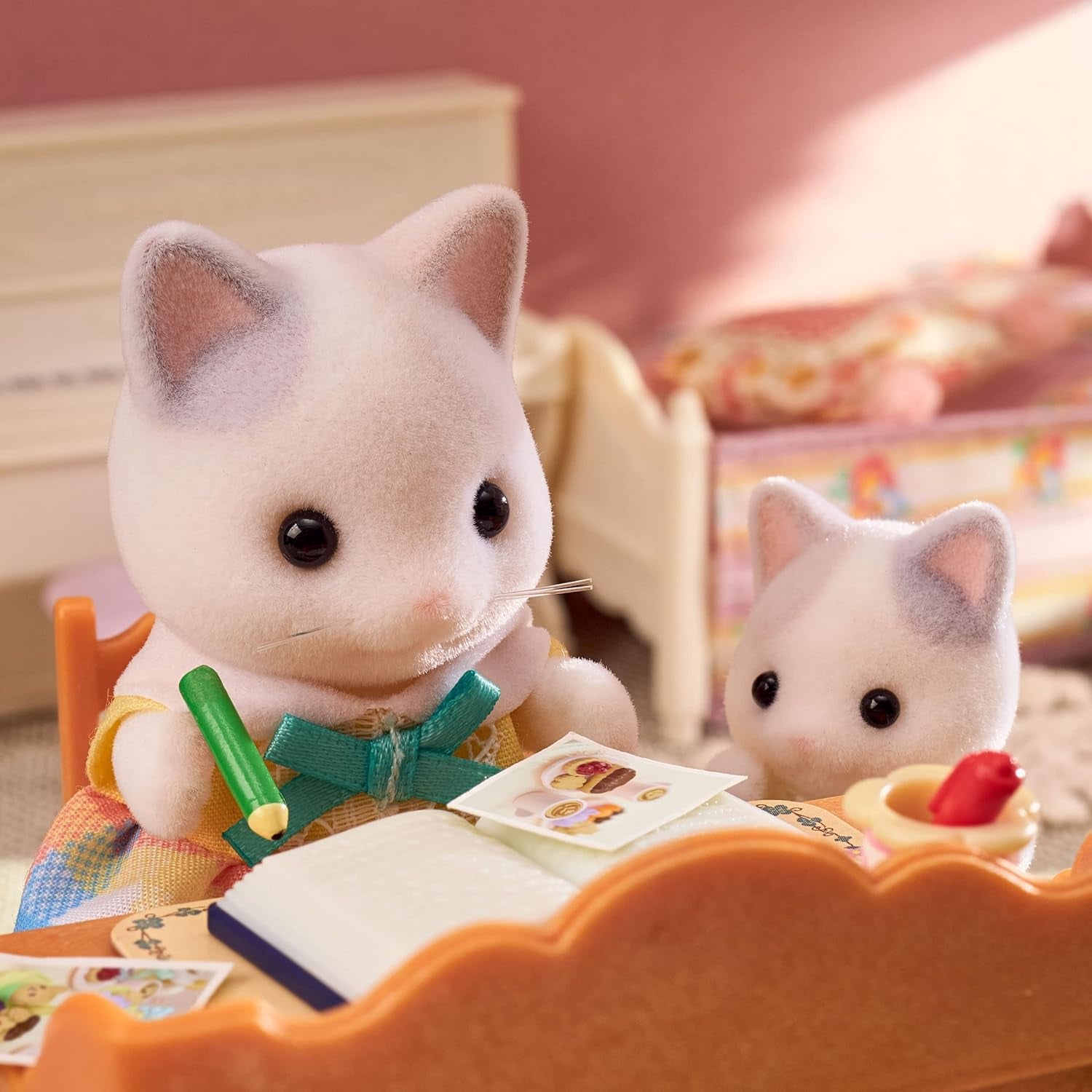Sylvanian Families - 5738 Familia Pisicilor de Lăpte - Figurine pentru casă de păpuși