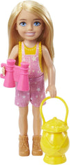 Seria Barbie Chelsea, Păpușă Chelsea Camping cu păr blond, Bufniță de companie, Sac de dormit, Pernă, Lanternă, Binoclu, Accesorii de camping, Cadou pentru copii, Jucărie pentru vârsta de 3 ani și peste, HDF77