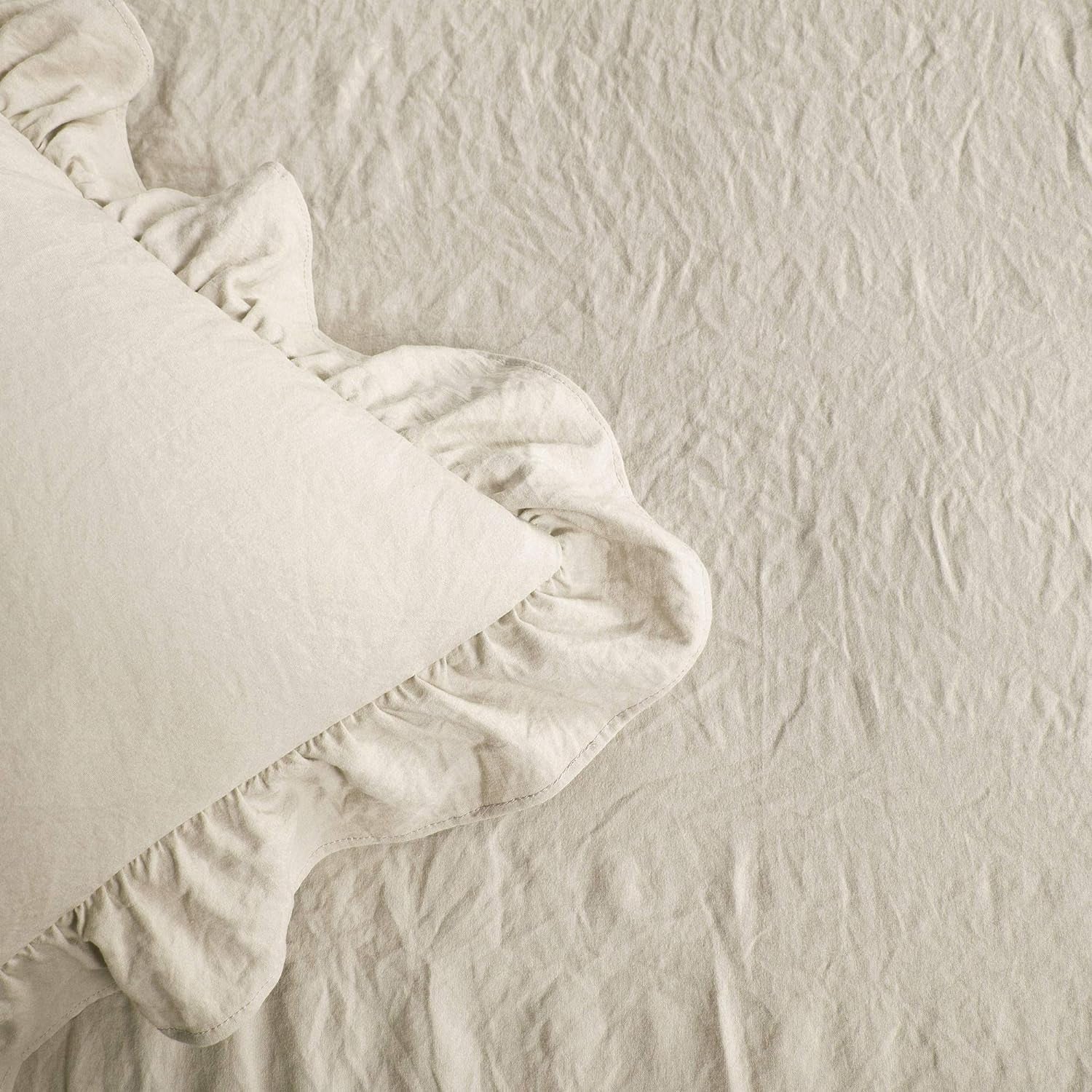 Frodig indretning Flæseskørt Sengetøjssæt 3-delt luksus bondehussengesæt Elegant charmerende flæsedetalje Tidløs stil og klassisk design Blødt og let King Size frodige indretningssenge og dyner