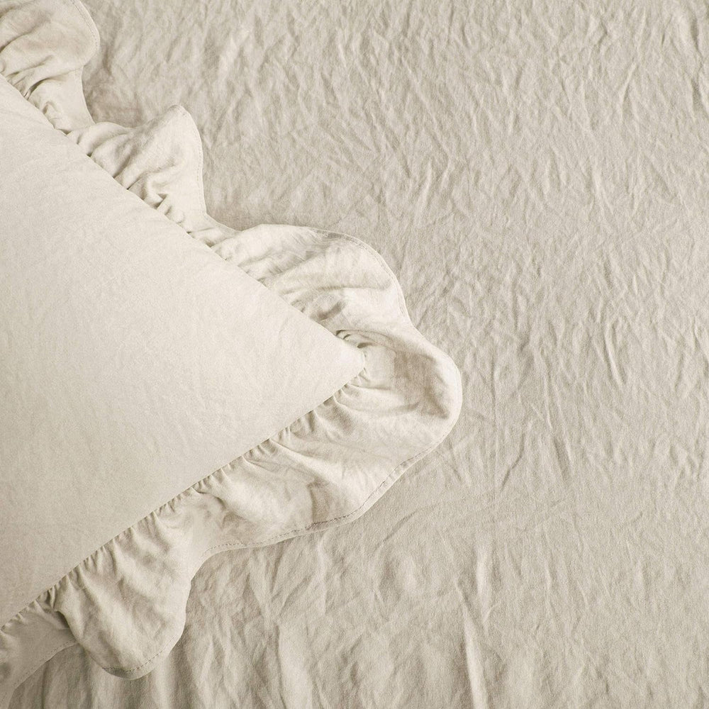 Frodig indretning Flæseskørt Sengetøjssæt 3-delt luksus bondehussengesæt Elegant charmerende flæsedetalje Tidløs stil og klassisk design Blødt og let King Size frodige indretningssenge og dyner