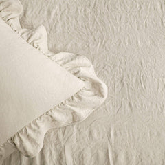 Frodig indretning Flæseskørt Sengetøjssæt 3-delt luksus bondehussengesæt Elegant charmerende flæsedetalje Tidløs stil og klassisk design Blødt og let King Size frodige indretningssenge og dyner