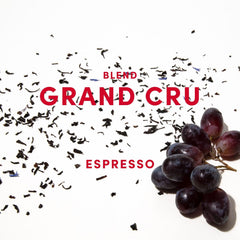 Grand Cru Espresso Blend - 100 % Arabica aus Brasilien, Indien & Tansania - fruchtig & komplex mit Earl Grey, Traube & grünem Apfel - ganze Bohnen - 1kg - frisch geröstet in Berlin