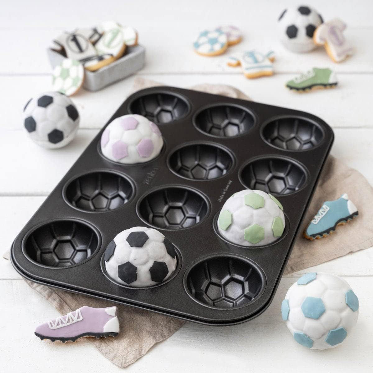 Zenker 12Er Muffinform – Muffinbackblech Für Muffins Und Cupcakes Aus Der Serie Fodboldbagning– Hitzebeständiges 12Er Muffinblech Mit Antihaftbeschichtung, Schwarz Forme og bakker til bagning Naty Shop