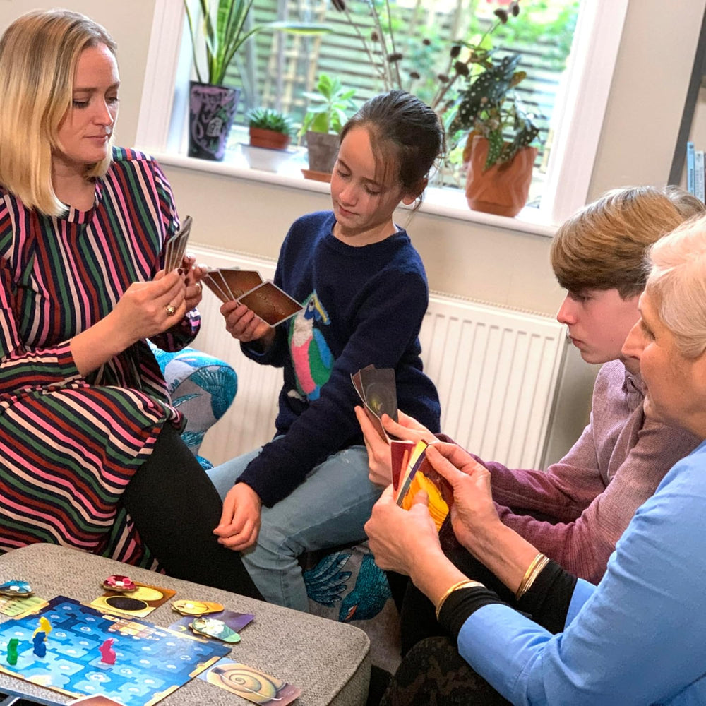 Asmodee, Dixit, Tysk version, Basisspil, Et billede er tusind ord værd, Kreativt familiespil for 3-8 spillere fra 8 år og opefter, Årets spil 2010 med 30 minutters spilletid