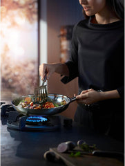 WMF Profi Resist tigaie inducție 24 cm, material cu acoperire multistrat, structură în formă de fagure de miere, mâner din oțel inoxidabil, rezistentă la cuptor Oale si Tigai Naty Shop