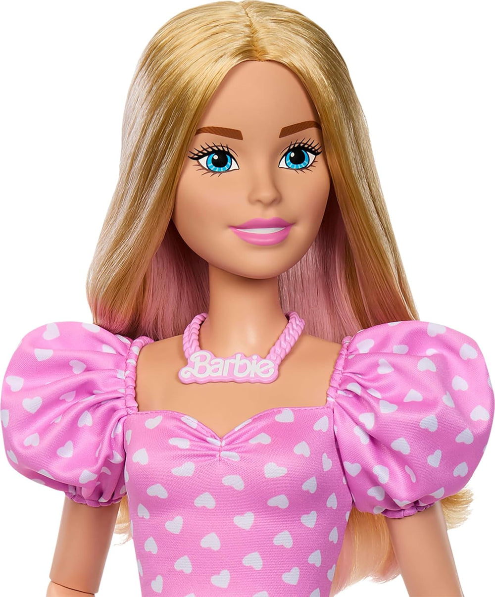 Păpușă Barbie la modă, blondă, 71 cm, cu haine detașabile, top roz, fustă din denim și cizme de cowboy, colier și geantă de mână, HYT84