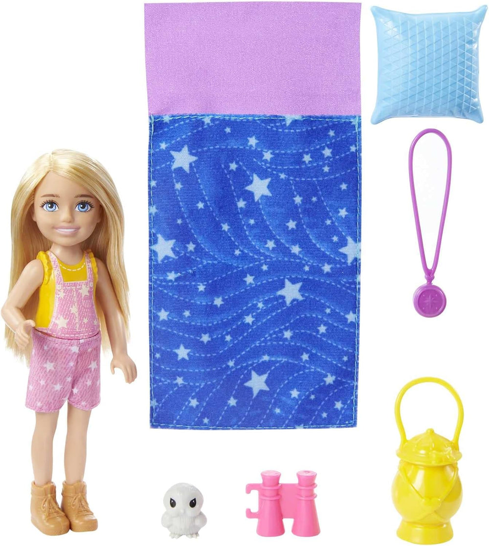 Seria Barbie Chelsea, Păpușă Chelsea Camping cu păr blond, Bufniță de companie, Sac de dormit, Pernă, Lanternă, Binoclu, Accesorii de camping, Cadou pentru copii, Jucărie pentru vârsta de 3 ani și peste, HDF77