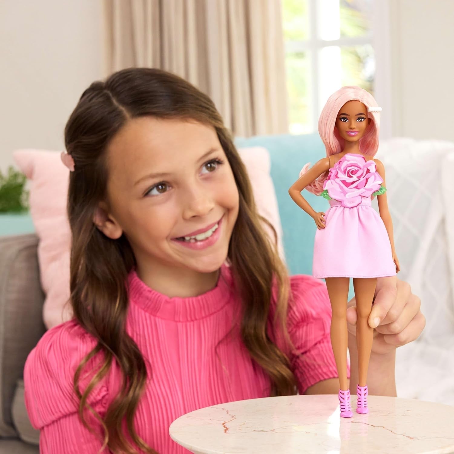 Păpușă Barbie Fashionistas nr. 238 cu păr roz pastel, rochie fără bretele cu partea de sus roz, clemă de păr cu perle și pantofi cu barete cu toc înalt, HYT94 Papusi Naty Shop