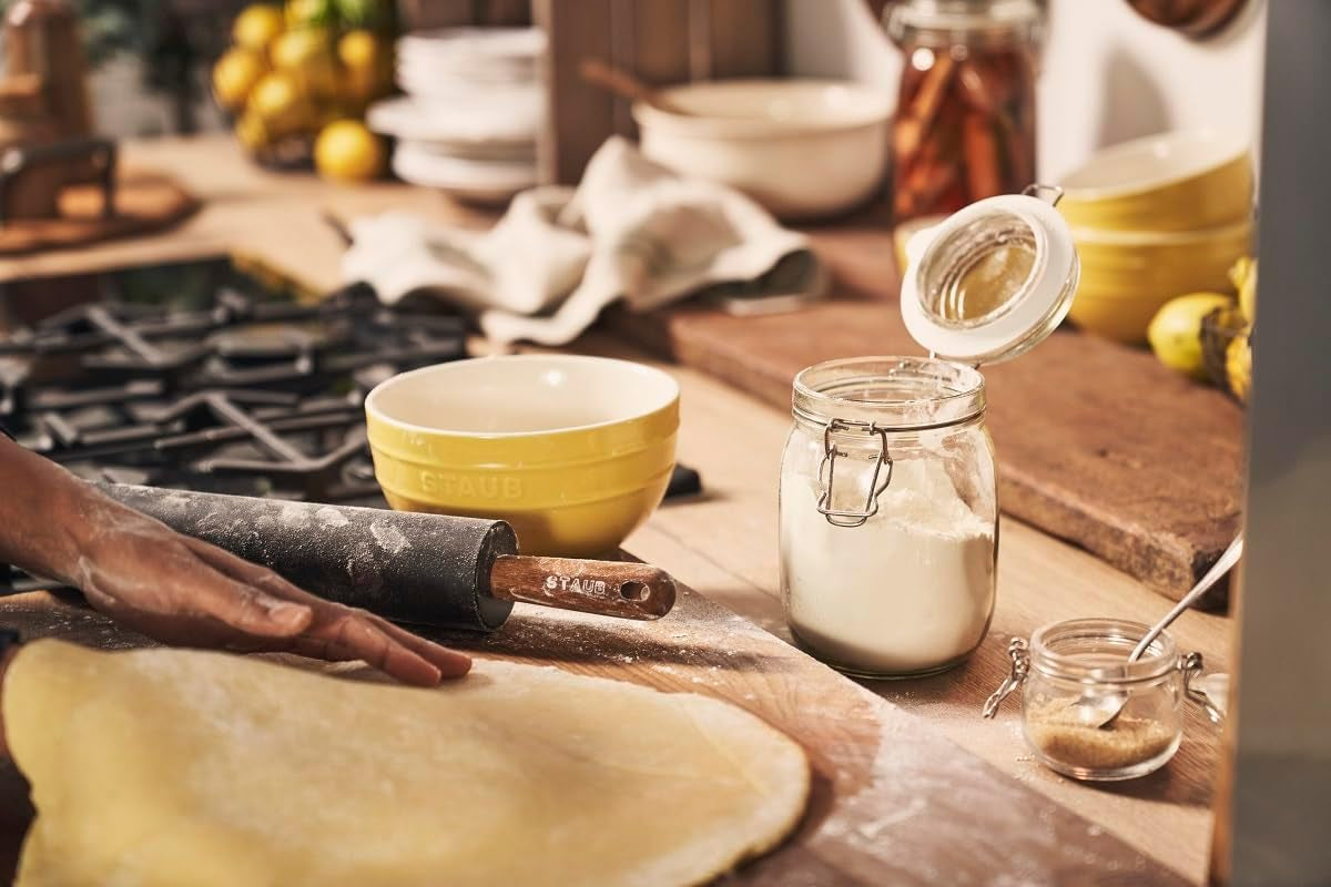 STAUB Teigroller, Nudelholz, Længde: 45 cm, Rollbreite: 26 cm, Schwarzes BPA-freies Silikon und Akazienholz, Ergonomischer Griff, Schwarzes og Braun